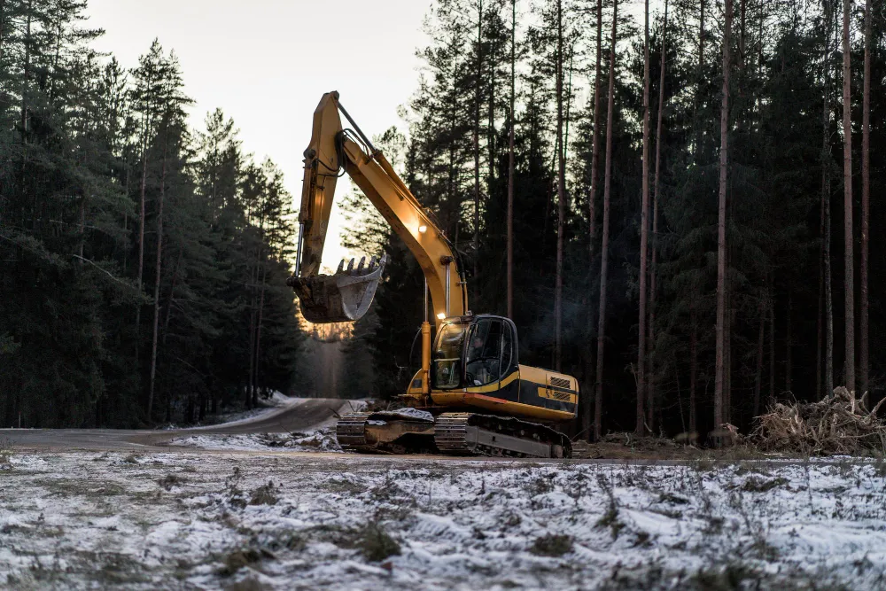 maquinaria pesada realizando movimiento de tierras en construcción